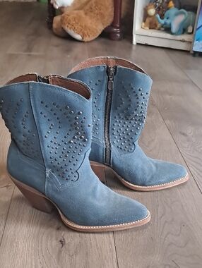 DAN POST Womens Size 8 Blue Suede Denim Studded Western Ankle Boots